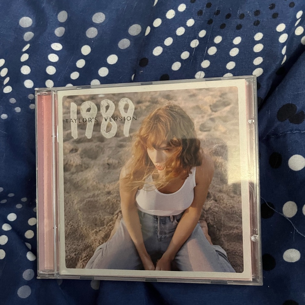 Taylor Swift 1989 (Taylor’s Version) CD with 5 exclusive photos (Pink)